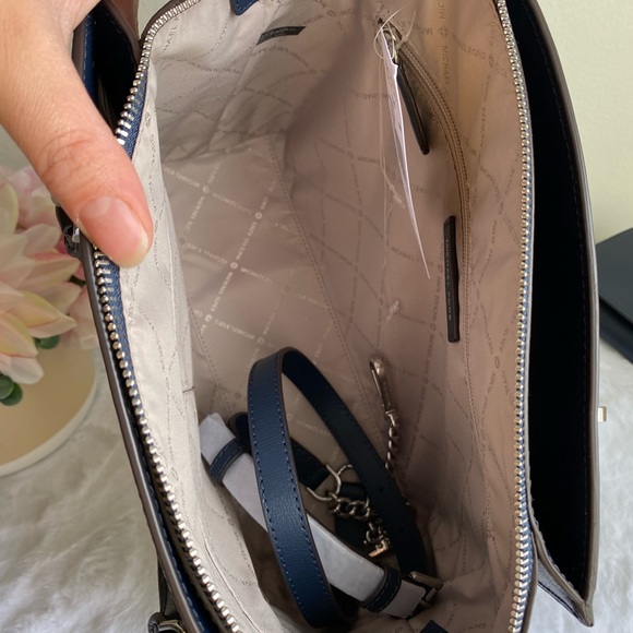 HP💕Michael Kors Ellis LG satchel & wallet - Picture 4 of 6